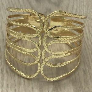 Gold toned rope pattern bracelet
